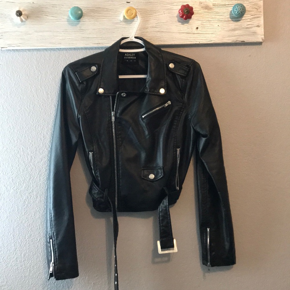 Short leather jacket